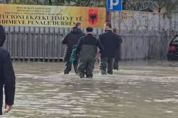 Ministri i Drejtësisë vesh çizmet dhe viziton burgun e përmbytur të politikanëve “VIP” në Durrës