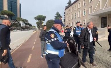 “Shqipëria Bëhet” proteston sërish para Kryeministrisë, Policia u merr karriget me forcë