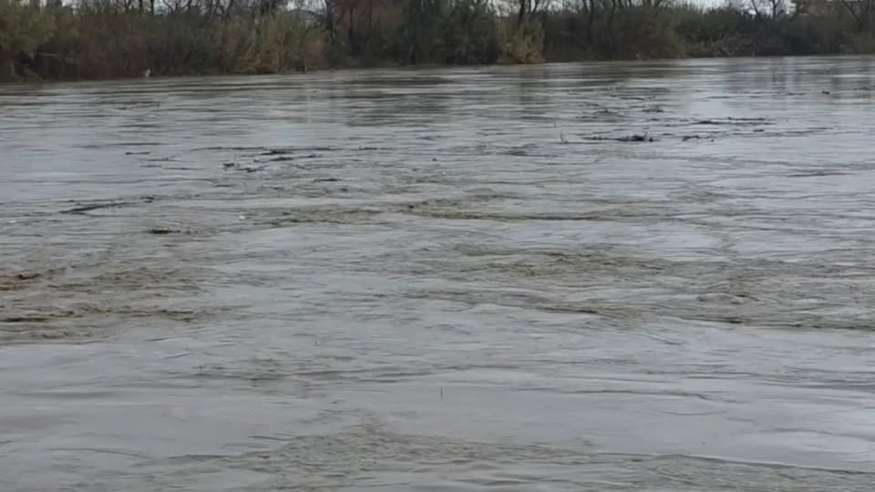 Fier/ Tokat bujqësore ende nën ujë, prurjet në Seman dhe Shkumbin drejt rritjes