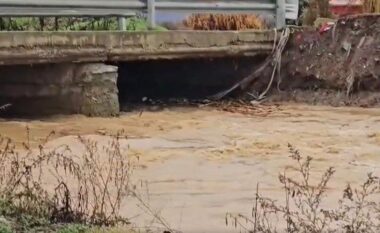 Rreth 1800 familje pa energji në Korçë, rrugë të dëmtuara dhe argjinatura të çara nga shirat