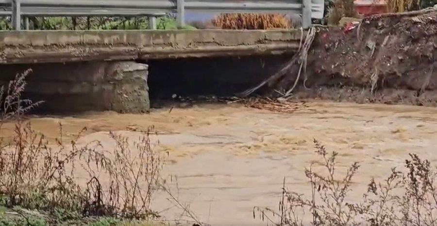 Rreth 1800 familje pa energji në Korçë, rrugë të dëmtuara dhe argjinatura të çara nga shirat