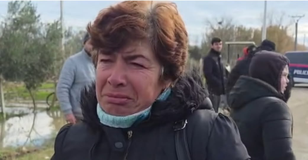 Çarja e argjinaturës në Fier, banorët humbin kontaktet me familjarët: Uji erdhi me forcë