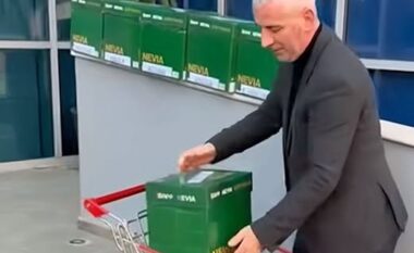 Avokati i Safet Bajrit e tërheq dosjen hetimore nga SPAK-u me karrocë marketi (VIDEO)