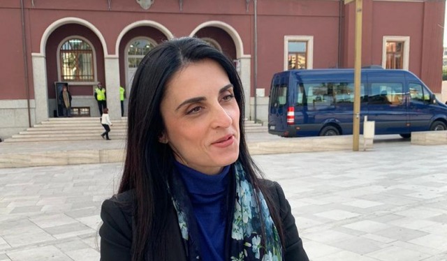 Denoncimi i Partisë Demokratike: Pas përmbytjes, Ujësjellësi i Durrësit i jep tenderin kompanisë së burrit të kryebashkiakes Emirjana Sako (VIDEO)