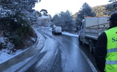 Llogaraja zbardhet nga rreshjet e dëborës / Bllokohet qarkullimi në Qafën e Llogarasë, kalimi kryhet përmes tunelit