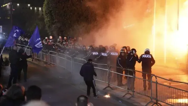 Protestë e PD para Kryeministrisë, policia bllokon disa rrugë në Tiranë: Thirrje qytetarëve të distancohen nga aktet e paligjshme