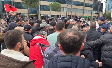 Përmbytjet u shkatëruan banesat, banorët e Durrësit ngrihen në protestë