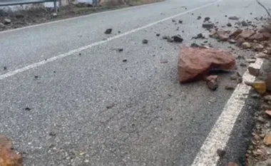 Moti i keq në Qarkun Dibër/ Rëshqitje dherash dhe gurësh, vështirësohet qarkullimi i automjeteve