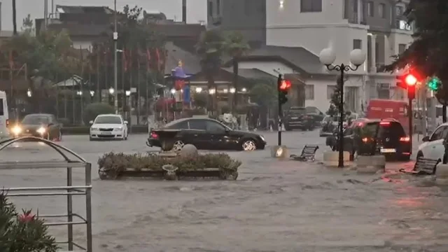Moti i keq  Përmbyten qindra hektarë tokë në qarkun e Shkodrës  disa banesa kanë prezencë uji