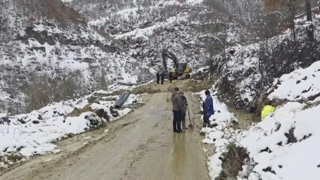 U bllokua si pasojë e reshjeve të dëborës  hapet pas tre ditësh rruga e Njësisë Administrative Dardhas në Pogradec