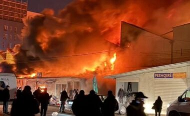 Djegia e tregut, akuza dhe bilanc fatal/ Tregtarët: Nuk na lejuan të shpëtojmë mallin