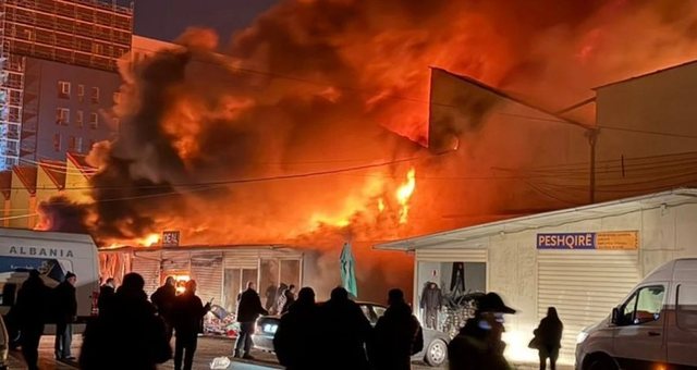 Djegia e tregut  akuza dhe bilanc fatal  Tregtarët  Nuk na lejuan të shpëtojmë mallin