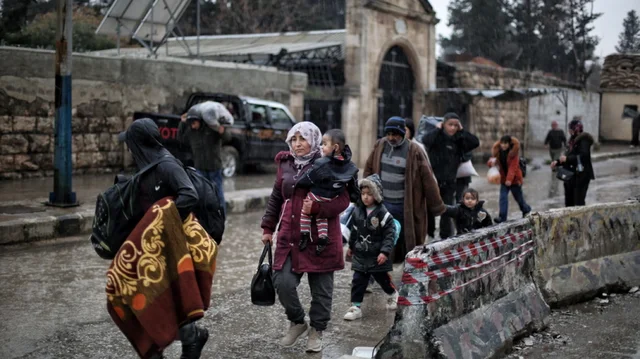 Ushtria siriane bombardon lagjet kurde në Alepo  u bën thirrje luftëtarëve të dorëzohen