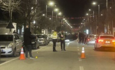Aksident në Kavajë/ Makina përplaset me mjetin e parkuar, plagoset drejtuesi