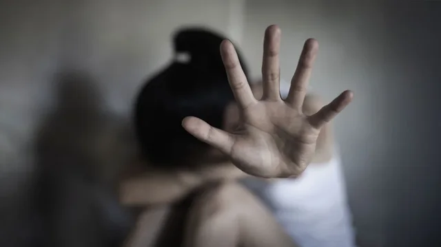 Dhunoi brutalisht motrën e tij, arrestohet 14-vjeçari shqiptar në Greqi