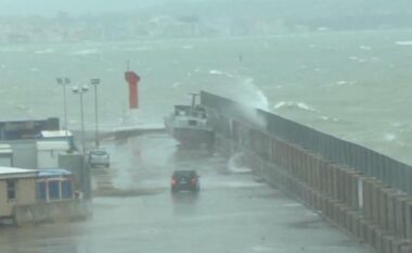 Moti i keq/ Kapiteneria e Portit Vlorë ndalon lundrimin për anijet e vogla: Përkeqësohen kushtet e motit brenda dhe jashtë Gjirit të Vlorës