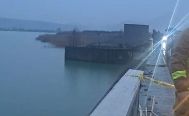 Detaje nga aksidenti në urën e Spatharit/ 3 personat dolën vete nga makina, një prej tyre pëson dëmtime serioze