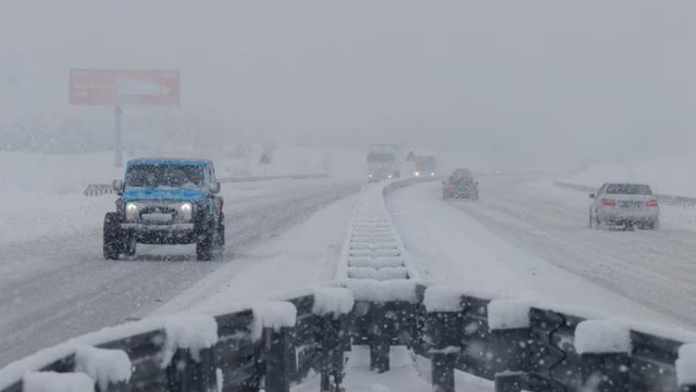 Kosovë nën mot të acartë/ Ngrica dhe borë paralajmërojnë rreziqe në rrugë, Kurti apel qytetarëve për kujdes maksimal