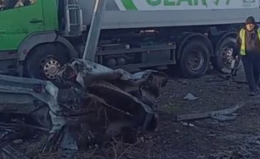 Aksident në Laç/ Makina përplaset me barrierat anësore, tre të rinj nisen me urgjencë në spital