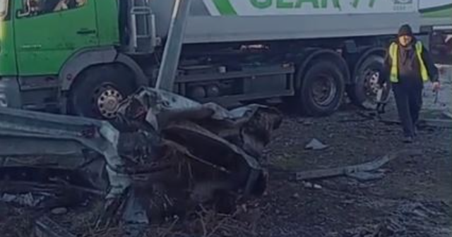 Aksident në Laç/ Makina përplaset me barrierat anësore, tre të rinj nisen me urgjencë në spital