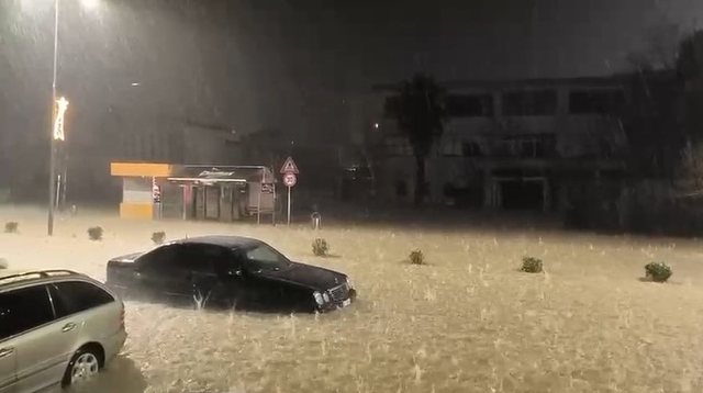 Pezullohet mësimi në shkollat e Gjirokastrës, bllokohet rruga drejt Kakavijës