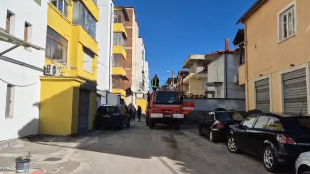 E rëndë në Korçë/ Banesa iu përfshi nga flakët, ndërron jetë e moshuara (EMRI)