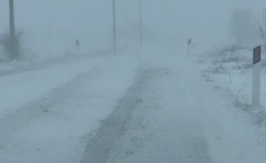 Dy aksidente për shkak të dëborës, aksi Korçë-Dardhë ende i pa hapur