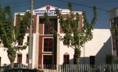 E rëndë në Tiranë/ Dy të rejat dhunojnë efektiven e policisë brenda komisariatit