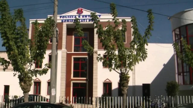 E rëndë në Tiranë/ Dy të rejat dhunojnë efektiven e policisë brenda komisariatit