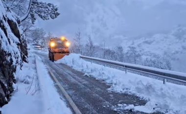 Reshjet e dëborës dhe ngricat në Qarkun Shkodrës, bllokohen mjete dhe familje