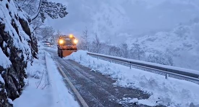 Reshjet e dëborës dhe ngricat në Qarkun Shkodrës, bllokohen mjete dhe familje