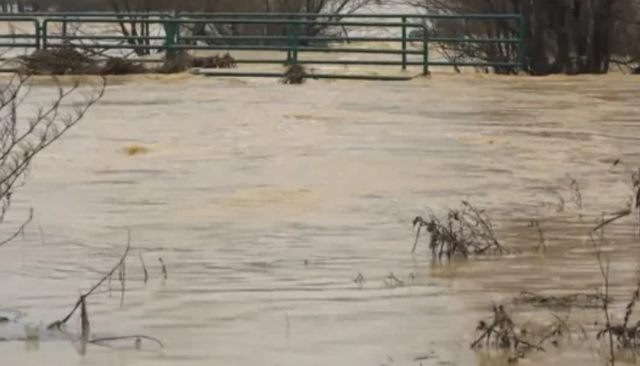 PËRMBYTJET  PARALIZOJNË  KOSOVËN  Al Jazeera dhe Reuters ndajnë pamjet