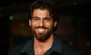 Can Yaman përfundon në polici, në pranga dhe aktorja e njohur turke