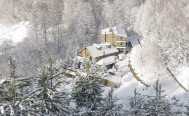 Reshje dëbore dhe ndërprerje energjie në qarkun Korçë, dhjetëra zona pa drita dhe vështirësi në qarkullim