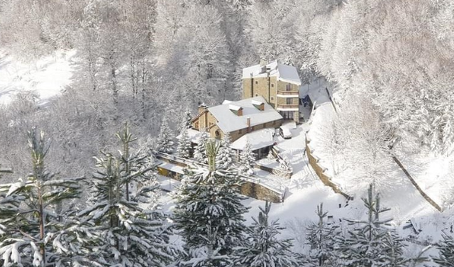 Reshje dëbore dhe ndërprerje energjie në qarkun Korçë, dhjetëra zona pa drita dhe vështirësi në qarkullim