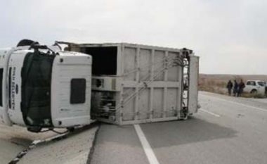 Aksident në autostradën Durrës-Tiranë, përmbyset një kamioni