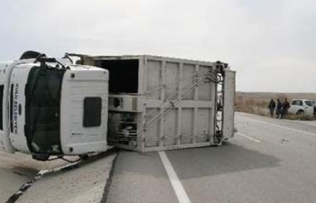 Aksident në autostradën Durrës-Tiranë, përmbyset një kamioni