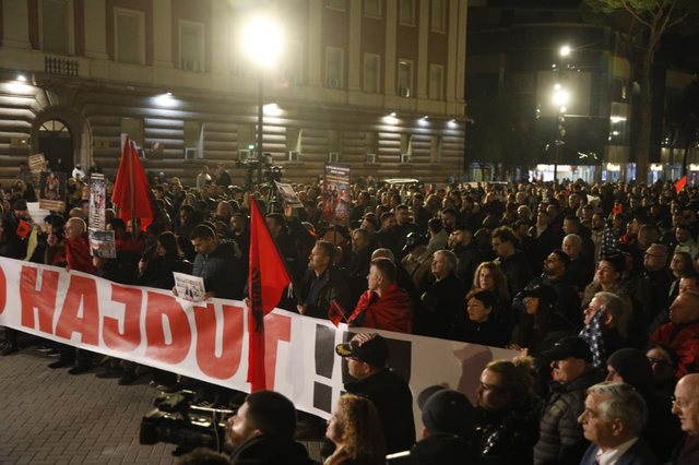 Pas rreth 2 orësh mbyllet protesta e “Shqipëria Bëhet”, Lapaj: Kjo është betejë mes qytetarëve dhe një pakice që vjedh