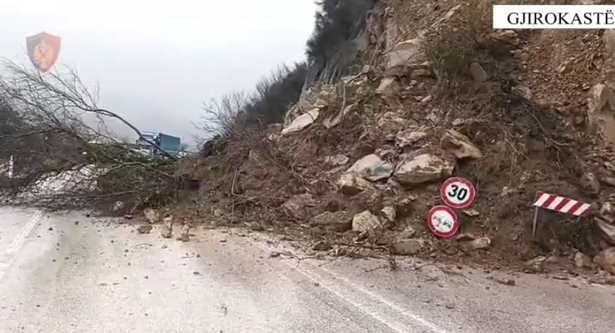 Rrëshqitje dheu në aksin Gjirokastër Tepelenë  qarkullimi me një sens te  Shkalla e Zezë 