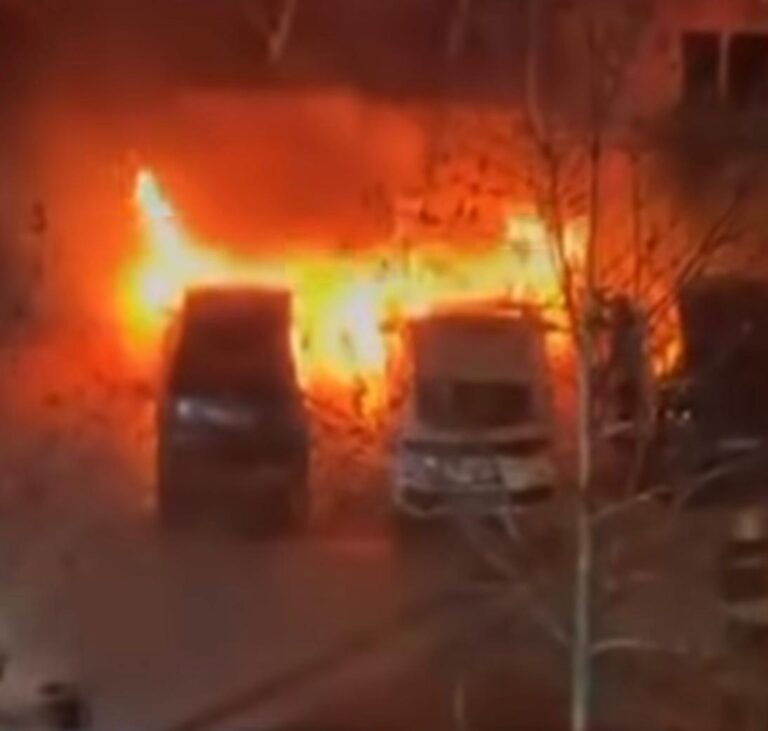 FOTOT/ Festa e ndërrimit të viteve lë pasoja, fishekzjarret djegin plotësisht dy makina në Elbasan