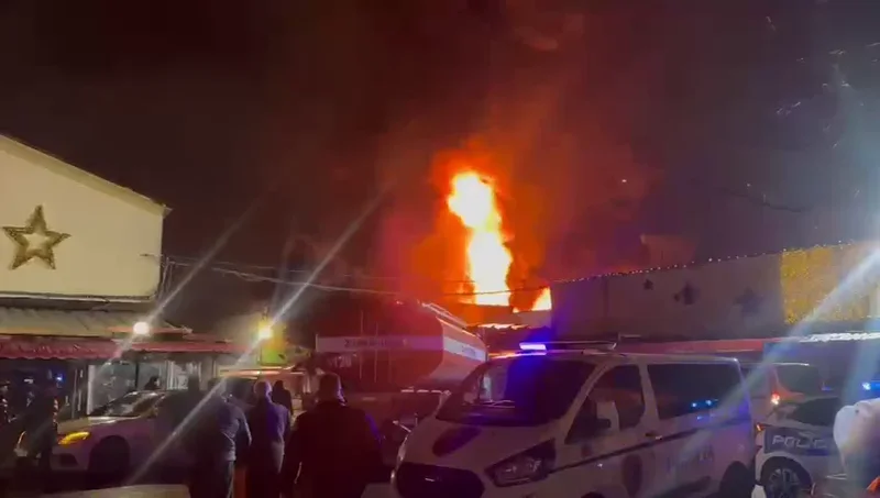 Flakët përfshijnë magazinën tek tregu i rrobave të përdorura në Tiranë  Kërkohet e ndihma e ushtrisë dhe zjarrfikësve të Elbasanit dhe Vorës