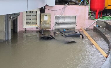 Përmbytjet në Durrës, niveli i ujit arrin pranë aparateve të energjisë elektrike