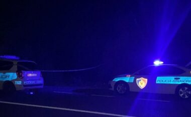 Aksident i rëndë në aksin rrugor Tepelenë-Lopës, furgoni përmbyset në rrugë! Ndërron jetë shoferi