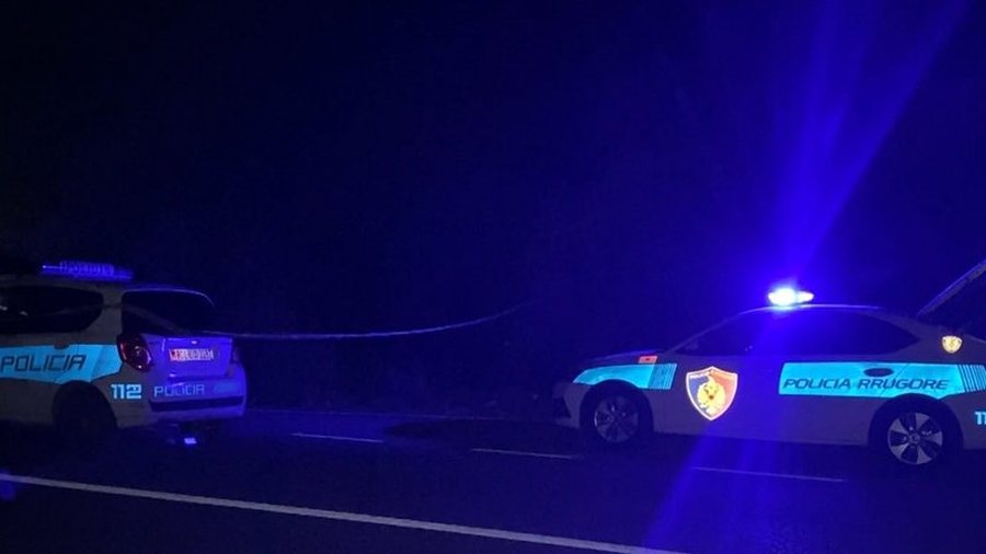 Aksident i rëndë në aksin rrugor Tepelenë Lopës  furgoni përmbyset në rrugë  Ndërron jetë shoferi