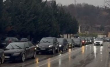 Aksi Cërrik-Elbasan nuk gjen qetësi, radhë kilometrike automjetesh