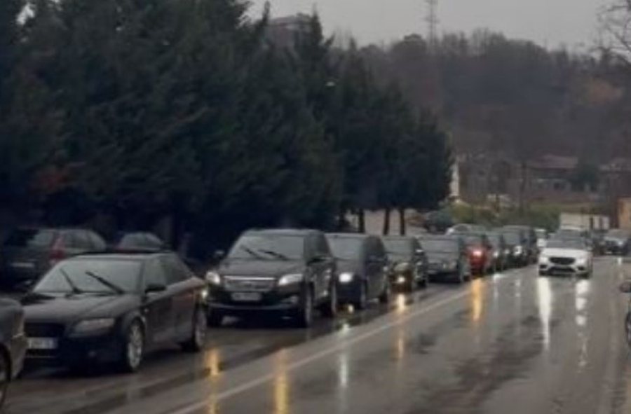 Aksi Cërrik Elbasan nuk gjen qetësi  radhë kilometrike automjetesh