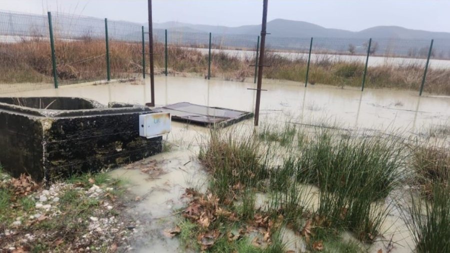 Situatë emergjente në Fier  puset mbyten nga shiu  Qyteti mbetet pa ujë