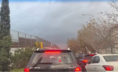 Reshjet e dendura të shiut “paralizojnë” trafikun në kryeqytet, bllokohet autostrada Tiranë-Durrës