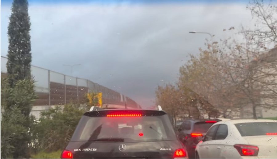 Reshjet e dendura të shiut  paralizojnë  trafikun në kryeqytet  bllokohet autostrada Tiranë Durrës