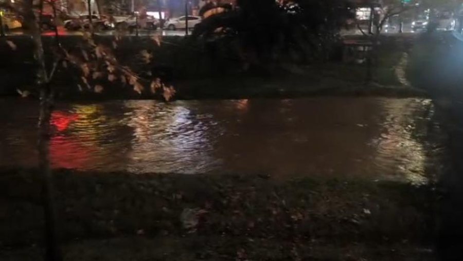 Tirana  pushtohet  nga moti i keq  lumi Lana rrezikon të dalë nga shtrati  Ja zona më e rrezikuar në kryeqytet